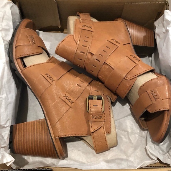 Sorel Nadia Buckle Leather Sandals in Camel ~ Size 11 - Picture 7 of 7